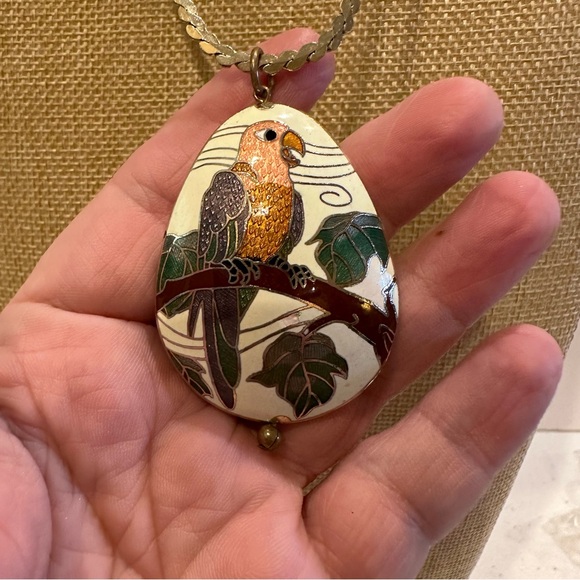 Vintage Cloisonne Bird / Parrot Pendant Necklace gold tone, oval shape white - Picture 5 of 10